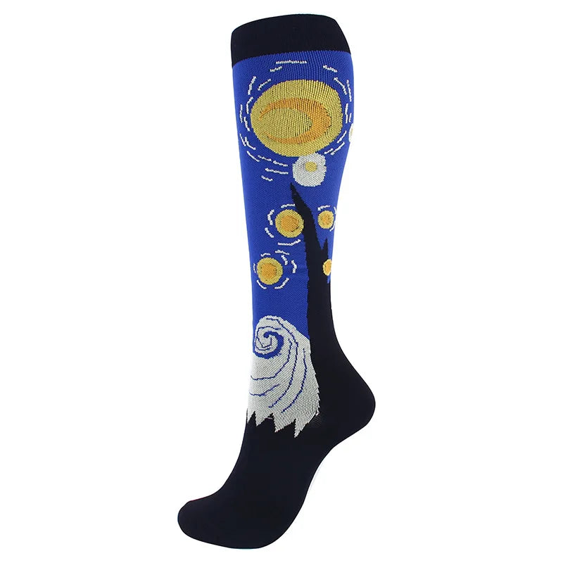 Novelty Funny Compression Socks Men Women Happy Oil Painting Shouting Mona Lisa Smile Hip Hop Nursing Compression Sock Popsocket